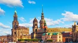 Old town cityscape from the Elbe River in Dresden, 德国y