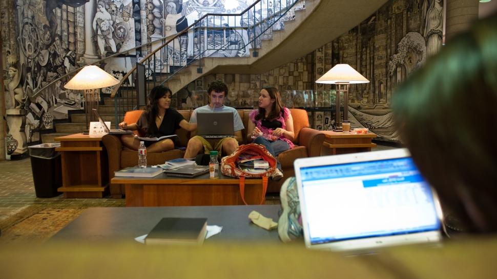 Students study together on a couch in Coates 图书馆