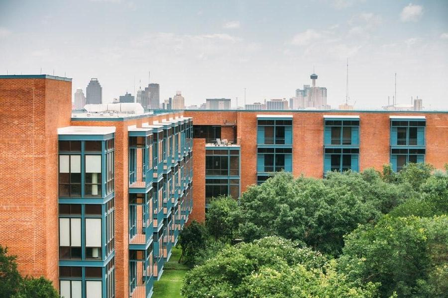 Exterior view of Prassel Hall with 圣安东尼奥 skyline in the background