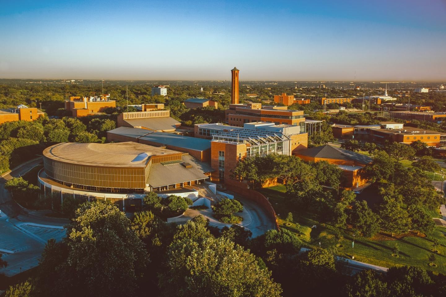 Aerial view of the 赌博娱乐平台网址大全 campus circa 2007