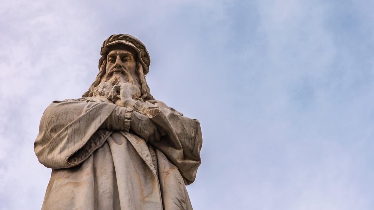 Sculpture of Leonardi Da Vinci in piazza della scala